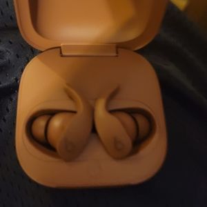 Beats fit pro, Kim Kardashian edition sandstone color